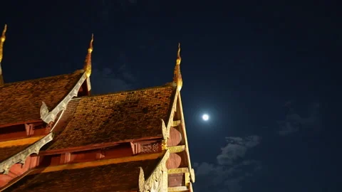 Night view with full moon and behind temple and pagoda, Thailand Vídeos de archivo 225562546