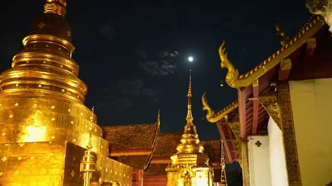 Night view with full moon and behind temple and pagoda, Thailand Vídeos de archivo 225562649