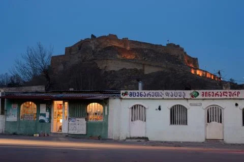 Night view of Gori fortress located on hill from street market,Georgia,Caucasus Foto stock