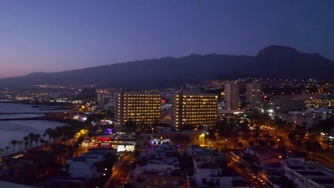 A night view from a high vantage point of Tenerife, illuminated under the s.. Vidéo 287822193