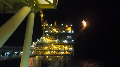 Night view hyper lapse at oil and gas platform. Stock-Footage 99074039