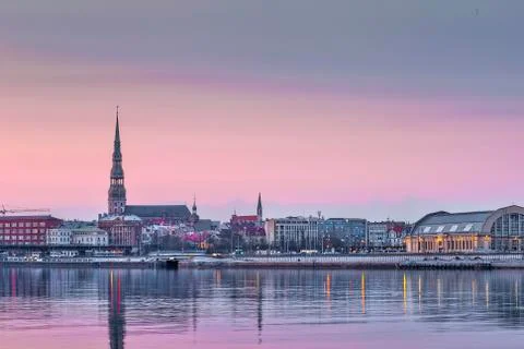 Night view on the illuminated riverside with reflection on the river in Riga Stock-Fotos