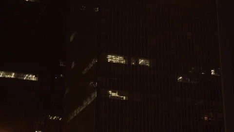 Night View of Modern Office Building with Lit Windows 库存影片 334641927