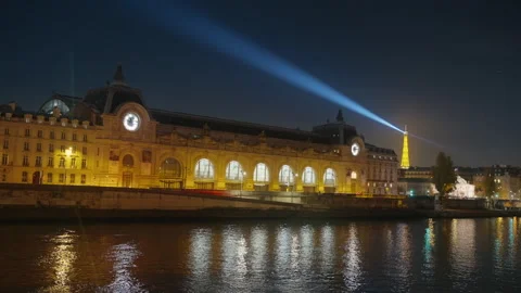 Night View of Muse dOrsay and Eiffel Tower in Paris Vídeo Stock 303452013