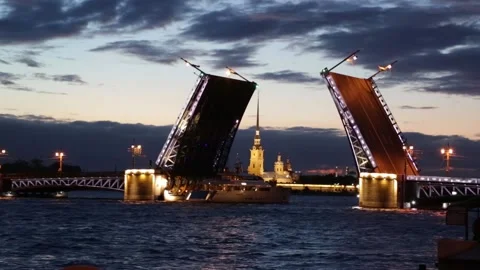 Night view of the Neva River and Palace Bridge Video stock 149501206