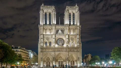 Night View of Notre Dame de Paris timelapse, France and square in front of .. Stockfoto's