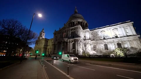 Night view outside St Paul's Cathedral Stock Footage 153335084