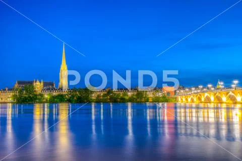 Night view of Pont de Pierre and basilica of Saint Michel in Bordeaux, France Stock Photos