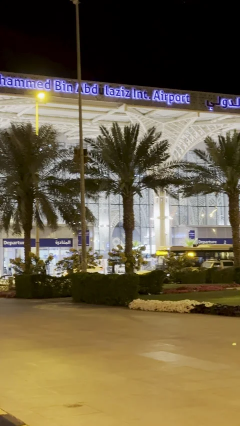 Night View of Prince Mohammed Bin Abdulaziz International Airport Entrance Vídeo Stock 321251747