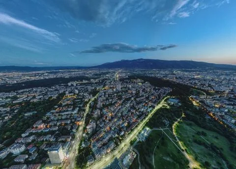 Night view of Sofia an d Vitosha. Lozenetz with lights. Dusk with clouds. Foto stock