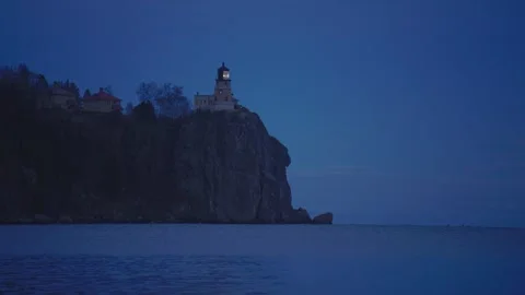 Night View of Split Rock Lighthouse with Beacon Shining for Shipwreck Memoria Vídeos de archivo 322515071