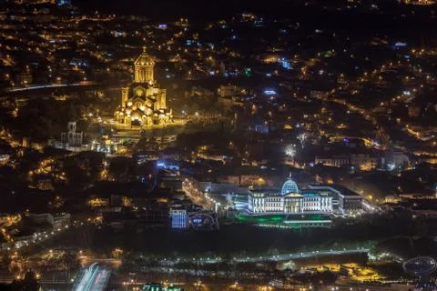 Night view of Tbilisi with Sameba (Trinity) Church and other landmarks. Trave Stock-Fotos