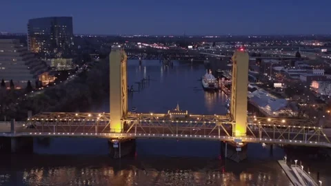 Night view of the Tower Bridge over the Sacramento River. Sacramento, USA Vídeo Stock 313928044