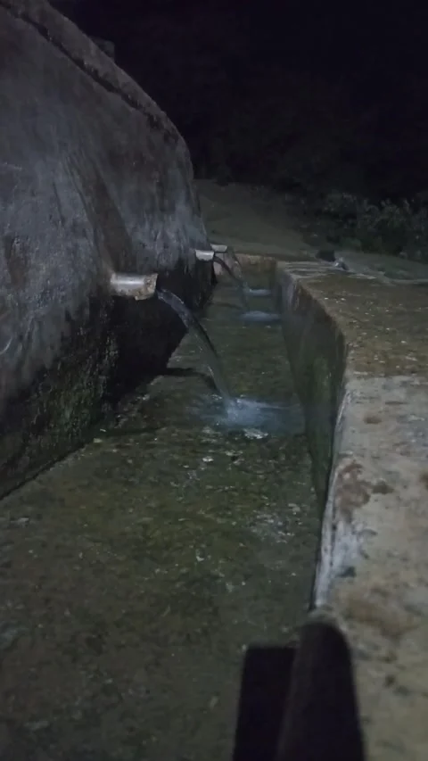 Night View of Traditional Water Spring in Morocco Vidéo 340900828