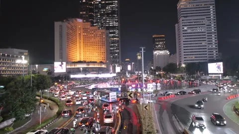 Night view of traffic passing by Selamat Datang statue Stock Footage 318751306