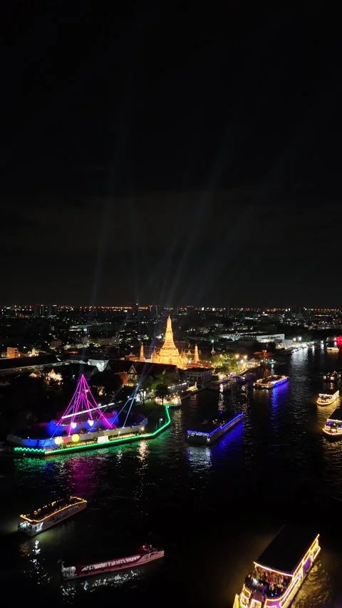 Night View of Wat Arun Temple and Tour Boats on Chao Phraya River in Bangkok, Stock Footage 335839075