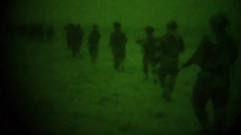 Night vision of US army troops mobilizing through the desert in Afghanistan 스톡 동영상 86295891