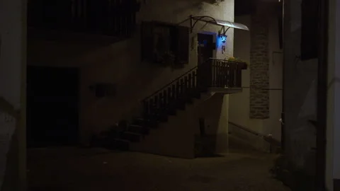 Night walk along narrow empty streets of old Italian village 库存影片 325806172