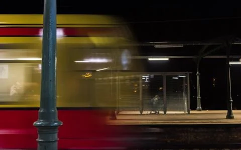 At night when the yellow red train arrives Foto stock