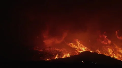 Night wildfire with massive flames and smoke Vidéo 332962874