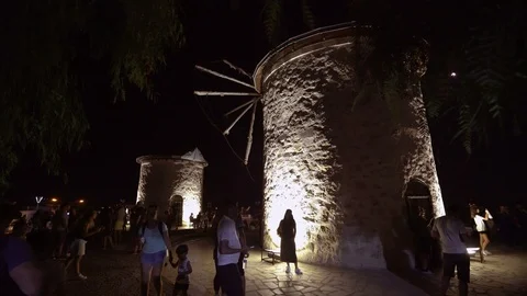 Night Windmill and tourists 動画素材 125104789