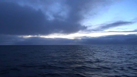 Nightfall on the Arctic Ocean seen from a ship deck Vidéo 104872451