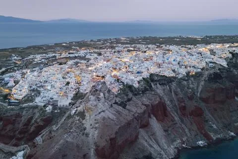 Nightfall view of the famous cliffside architecture of the Greek island of .. Foto stock