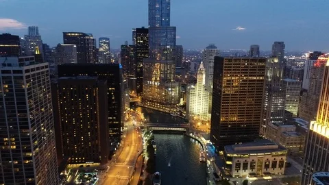 Nightime on Chicago River 库存影片 94976033
