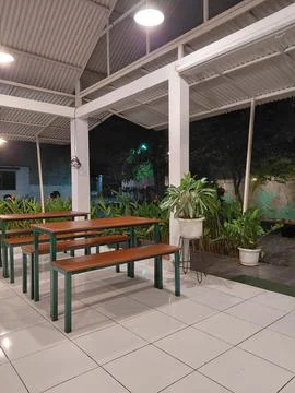 Nightlight illuminates empty outdoor dining area Fotos de archivo
