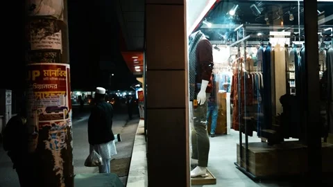 Nighttime Clothing Store Window Display, A nighttime street view of a cloth.. Vidéo 304911523
