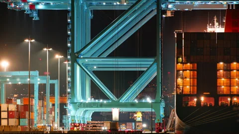 Nighttime container ship loading operations at a busy port terminal Vidéo 333299751