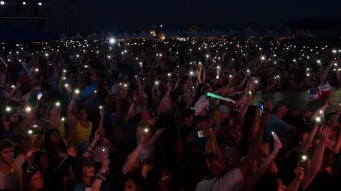 Nighttime crowd waving lights Stock-Footage 118490043