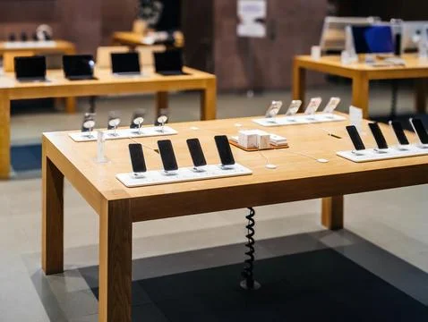 Nighttime Display of Apple Products in Empty Store Foto stock