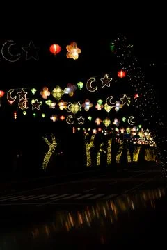 Nighttime Eid Boulevard with Deer Light Sculpture and Lanterns Stockfoto's