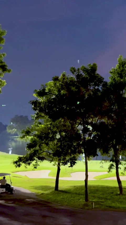 Nighttime Golf Course in Bangkok 库存影片 305130468