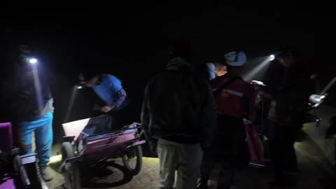 Nighttime Human Powered Trolley Service At Ijen Volcano Crater Stockbeeldmateriaal 345155482