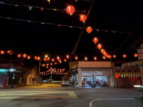 Nighttime Lanterns and Flags for CNY at Titi New Village Foto stock