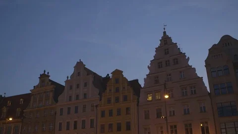 Nighttime Pan in Central Square of Wroclaw, Poland Stockbeeldmateriaal 73488495