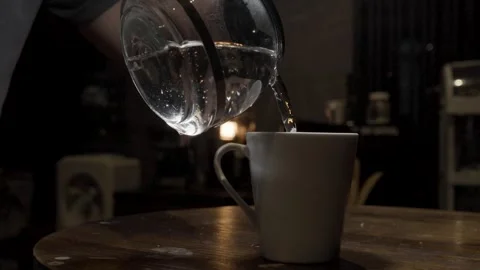 Nighttime Pour: Water from Pitcher to Glass 库存影片 252240460