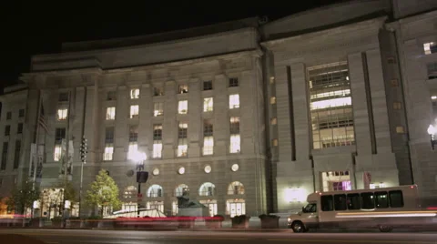 Nighttime, Time-lapse of traffic in front of Regan Center in Washington DC. Vídeo Stock 58284228