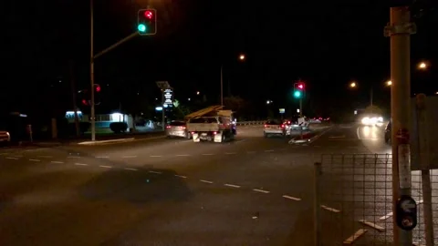 Nighttime traffic through intersection 库存影片 153441813