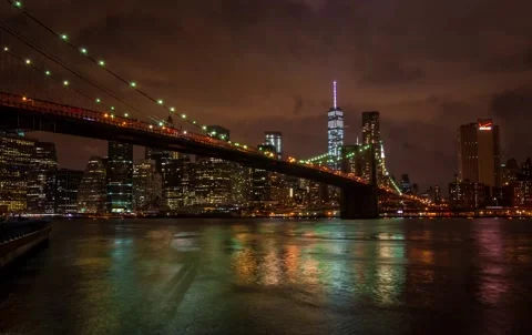 Nighttime View of Brooklyn Bridge and in New York on November 22, 2023 Vidéo 348156489