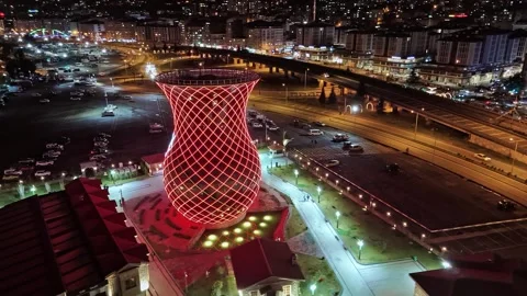 Nighttime view of a city with a large tower lit up at night Vídeo Stock 268904029