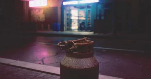 Nighttime view of a rustic container on a quiet urban street 库存插图