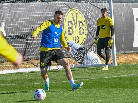  Niklas Suele (Borussia Dortmund 09, 25) passt den Ball nach aussen. Dahin... Stock Photos
