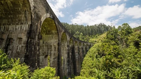 The nine arch bridge with train in Sri Lanka in Ella 4K time-lapse Stock-Footage 106681353
