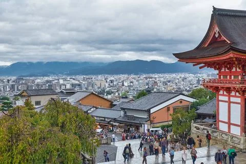 The Nio-mon (Deva Gate) at Kiyomizu-dera Temple. Kyoto. Japan KYOTO, JAPAN... Fotos de archivo