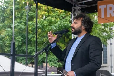 Nish Kumar talks on a stage Foto stock