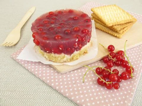 No bake red currant cake with cookie crumbs crust Stock Photos