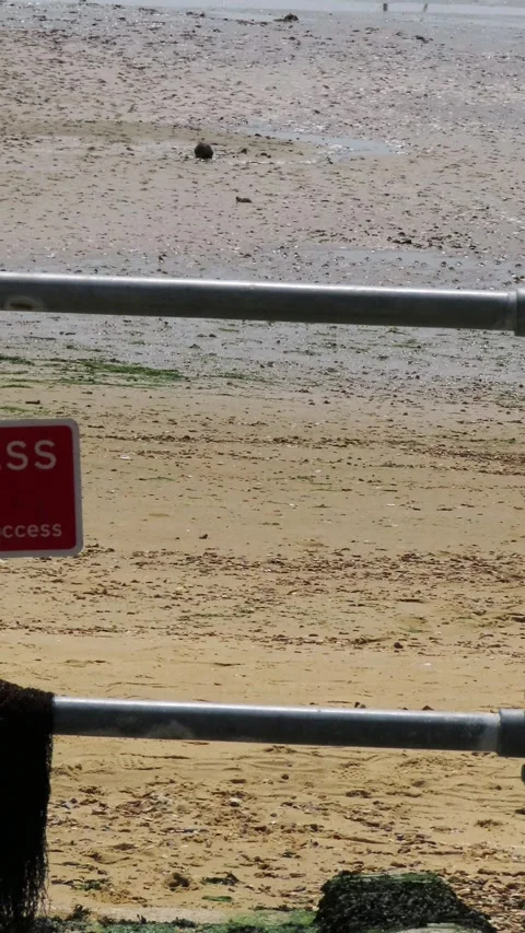 No Beach Access Sign at Low Tide in Leigh-on-Sea England 4K Vertical Video 스톡 동영상 335543666